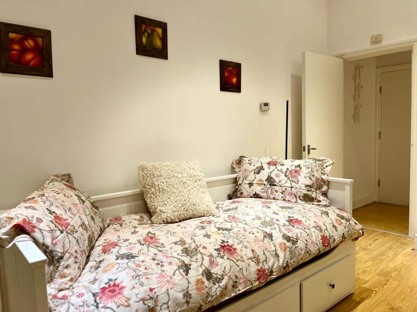 The Moon Apartment London Exterior photo